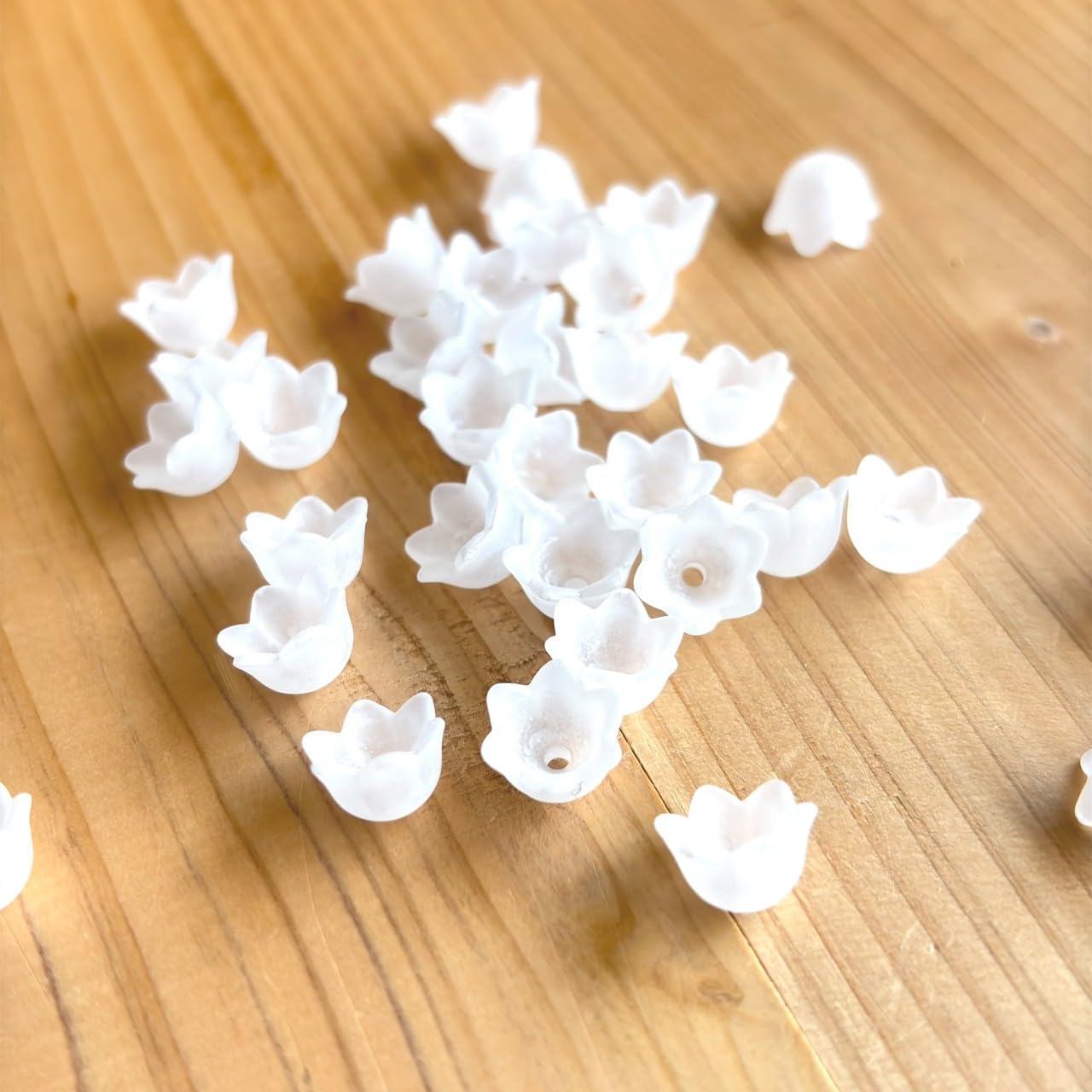 Amazon.co.jp: アクセサリー パーツ アクリル ビーズ 白い花 (スズラン